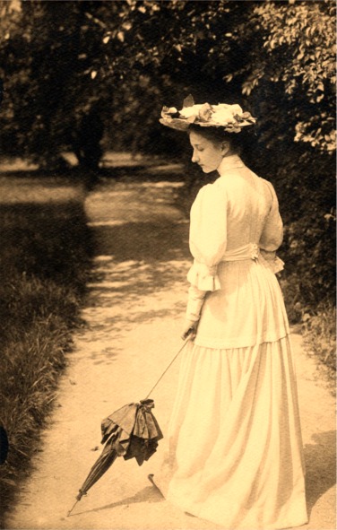 Dame im Park 1905.jpg